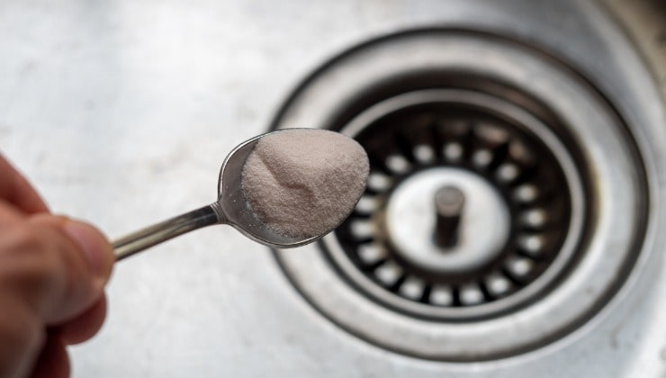 Backpulver in der Spüle