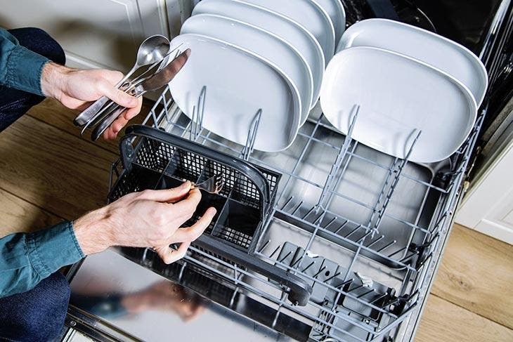 Geben Sie das Geschirr in die Spülmaschine