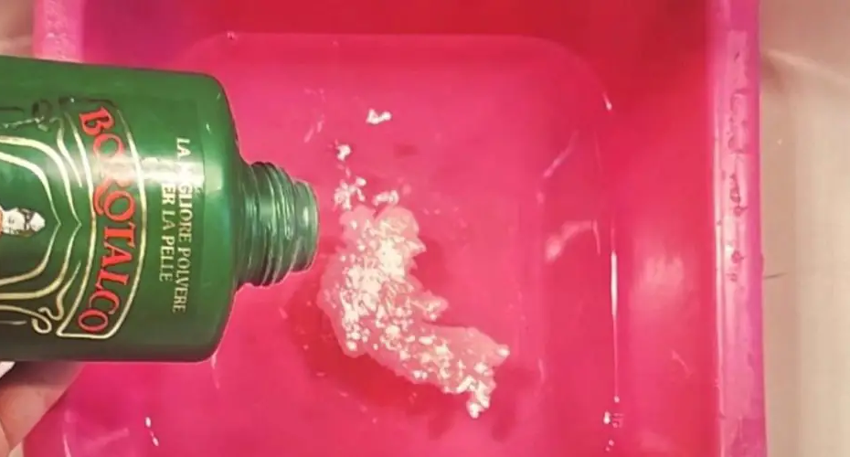 Wenn Sie Babypuder in warmes Wasser geben, sparen Sie viel Zeit beim Putzen