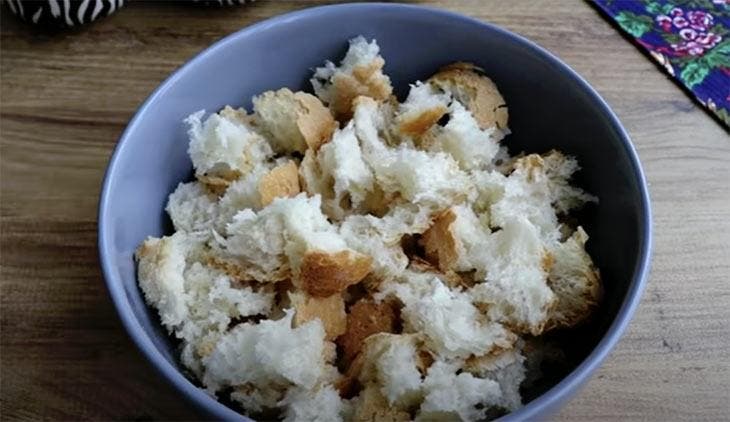 Wenn Sie altbackenes Brot, 2 Eier und Milch haben, kann jeder dieses Rezept 4 leicht zubereiten Brot in Stücken