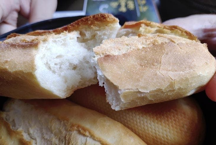 Wenn Sie altbackenes Brot, 2 Eier und Milch haben, kann jeder dieses Rezept 3 leicht zubereiten übrig gebliebenes Brot