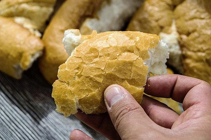 Wenn Sie altbackenes Brot, 2 Eier und Milch haben, kann jeder dieses Rezept 2 leicht zubereiten Altbackenes Brot