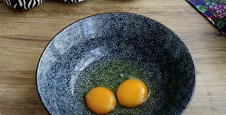 Wenn Sie altbackenes Brot, 2 Eier und Milch haben, kann jeder dieses Rezept leicht zubereiten 5 Schlagen Sie die Eier in eine Schüssel