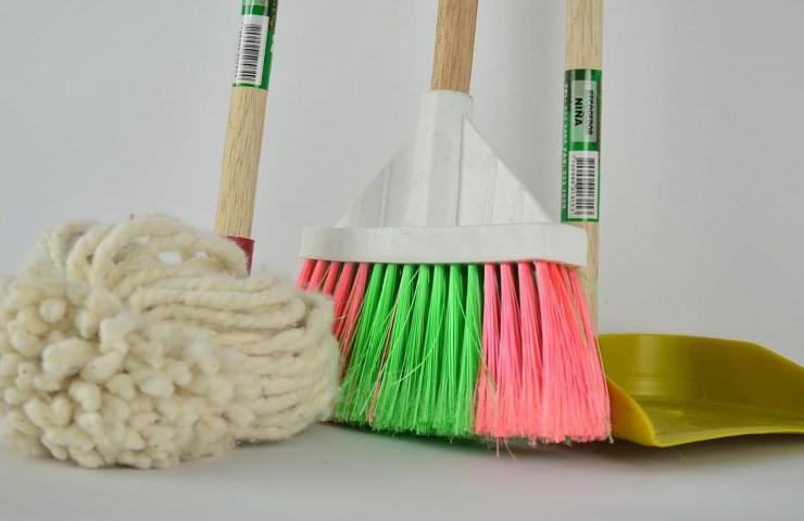 So reinigen Sie Sockelleisten