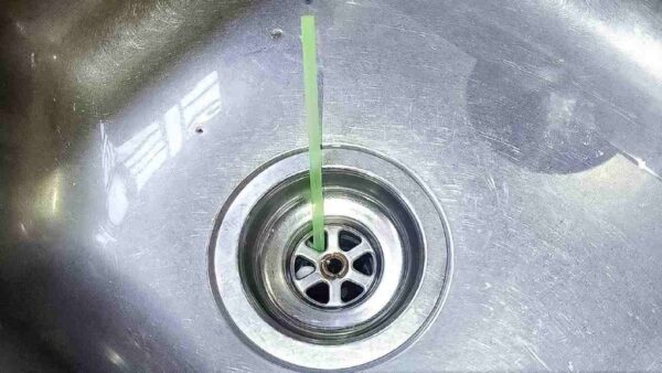 Werfen Sie 1 Strohhalm in den Abfluss: Es ist die Lösung für ein wiederkehrendes Problem