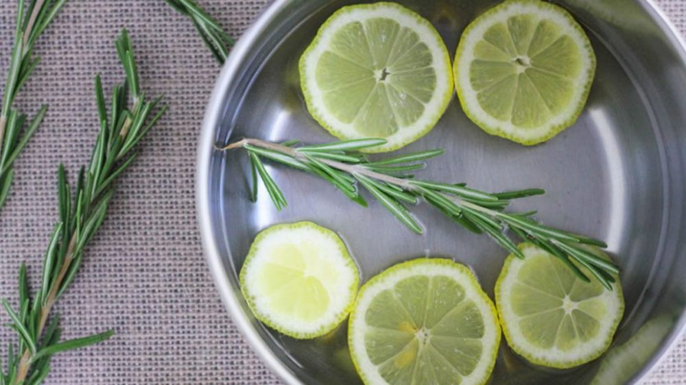 Wie Sie die ganze Küche in 1 Minute mit einem Rosmarinzweig und einer Zitrone beduften können.