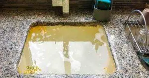 Wie befreit man ein verstopftes Waschbecken mit einer Klempnerschlange?