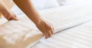 Wie dämpft man Laken ohne Bügeleisen?