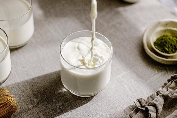 Wie entferne ich Tomatensaucenflecken effektiv? 6 Ein Glas Milch