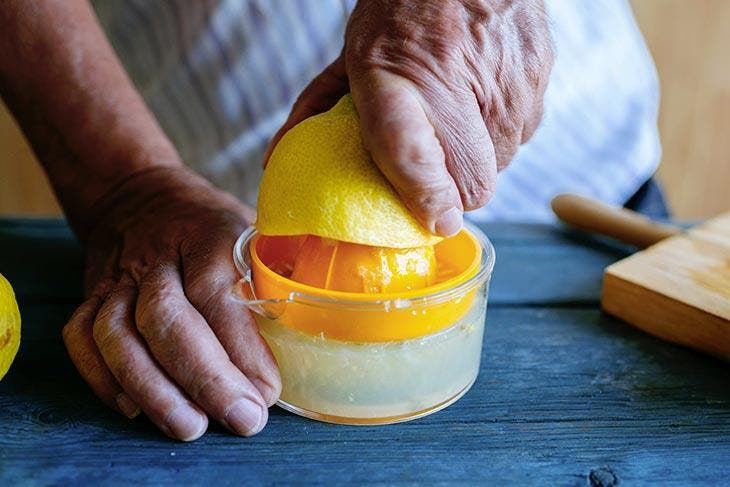 Wie entferne ich Tomatensaucenflecken effektiv? 4 Eine Zitrone auspressen