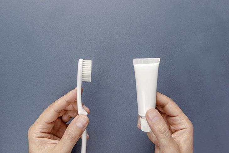 Wie entferne ich Tomatensaucenflecken effektiv? 7 Eine Zahnpasta und eine Zahnbürste