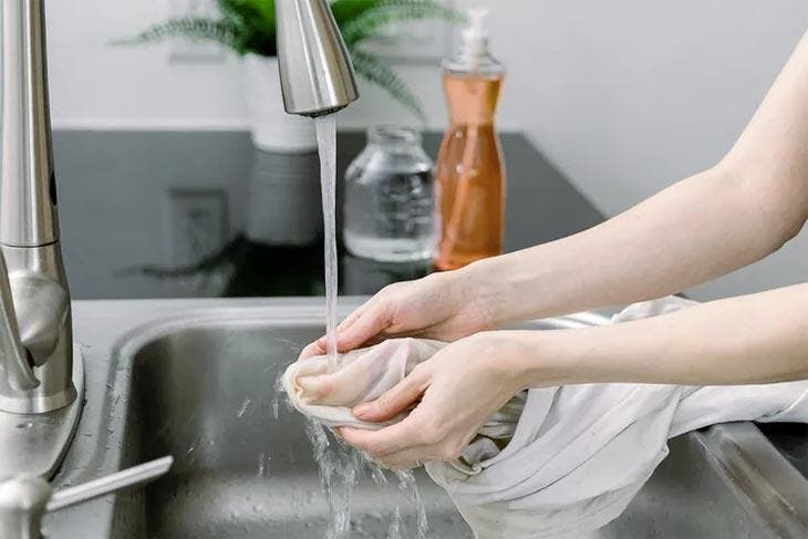 Wie entferne ich Tomatensaucenflecken effektiv? 2 Einen Tomatensoßenfleck mit Essig und Flüssigwaschmittel reinigen