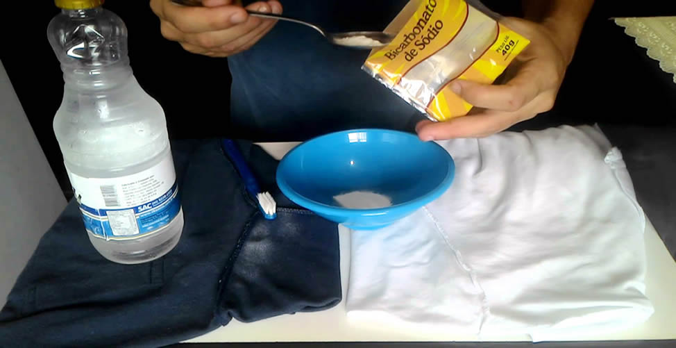 So entfernen Sie gelbliche Flecken aus Kleidung