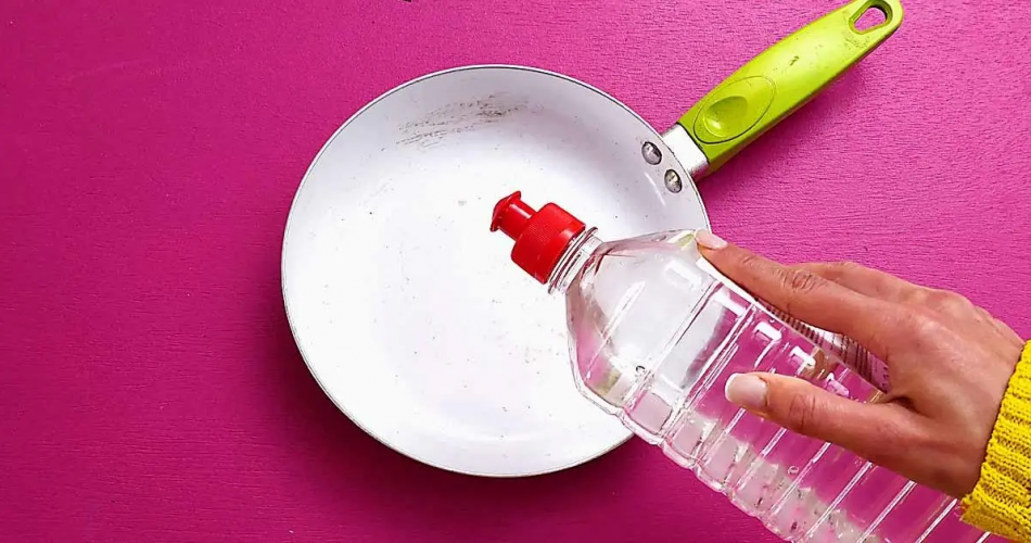 Wie entferne ich hartnäckige Fett- und Brandflecken auf meiner Pfanne?