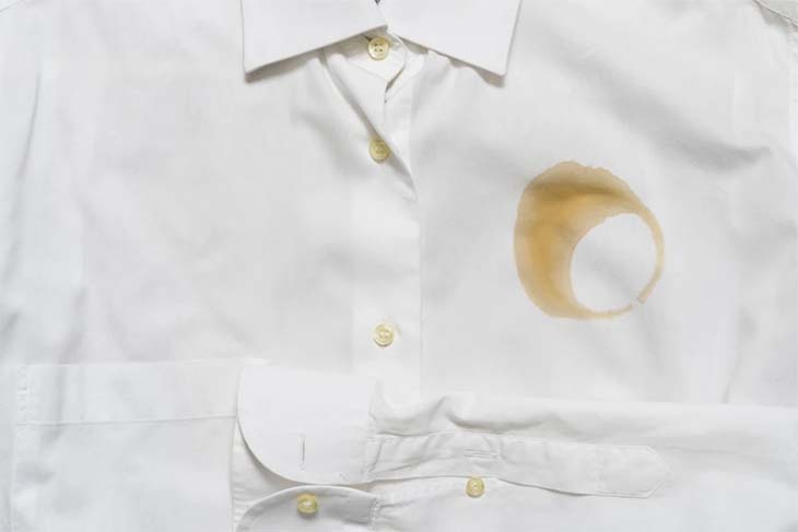 weiße Kleidung, brauner Fleck