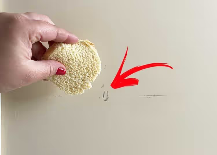 Wie entferne ich schwarze Kratzer von Wänden, ohne Spuren zu hinterlassen?