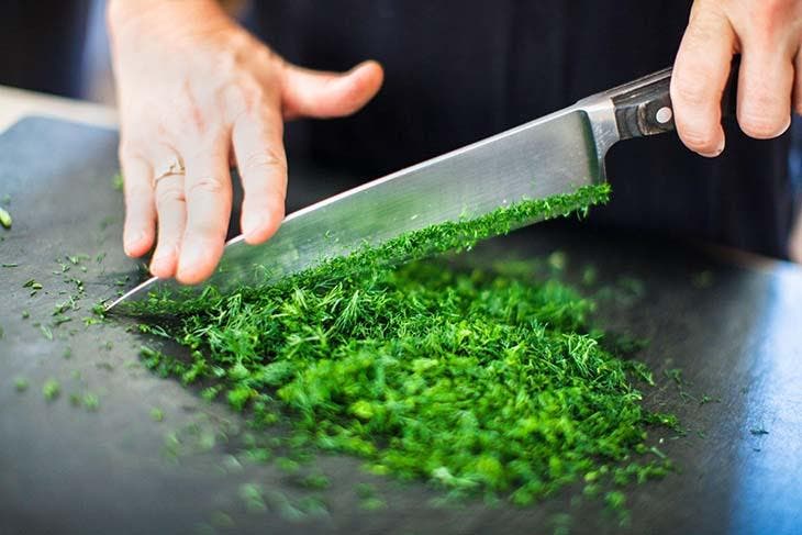 Wie hält man Petersilie lange frisch? 3 Petersilie hacken