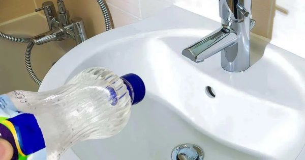 Wie kann man das Waschbecken mit weißem Essig von Verstopfungen befreien?