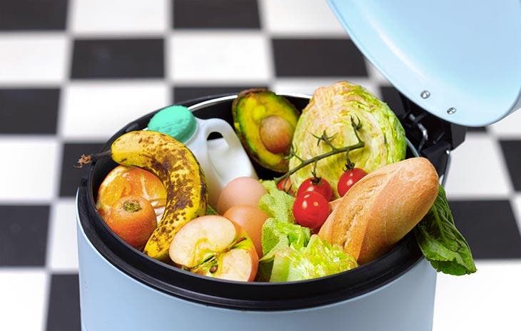 Wie kann man mit selbstgemachten Tipps schlechte Gerüche aus dem Müll entfernen? 3 Küchenabfalleimer voller Abfall