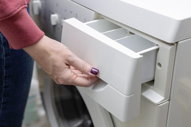 Wie kann man mit weißem Essig in der Waschmaschine Geld sparen? 4 Waschmittelschublade