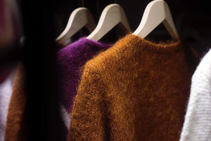 Bewahren Sie Ihre Kleidung in einem Schrank auf