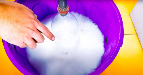 Wie macht man eine Waschmaschine mit nur einem Eimer und einer Flasche? Der wenig bekannte Trick zum Reinigen von Wäsche