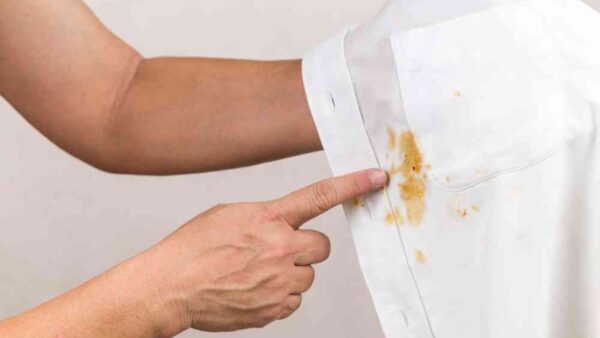 Wie man Fettflecken aus der Kleidung entfernt, diese natürliche Methode reicht aus