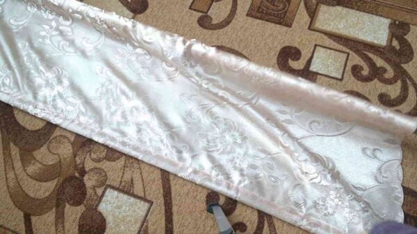 Wie man auf einfache und kostengünstige Weise ein Rollo näht: Das ist die Aufgabe von Schneidern