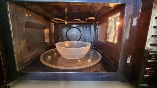 Wie man eine makellose Mikrowelle hat, ohne zu reiben oder einen Finger zu bewegen