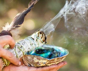 Wie man natürliche Räucherstäbchen zu Hause herstellt