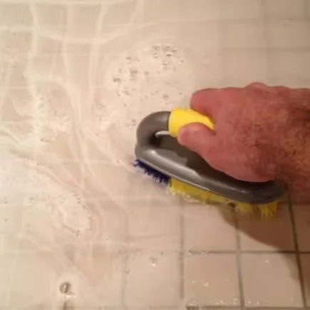 Wie pflegt man Fliesenfugen, damit sie wieder in neuem Glanz erstrahlen?