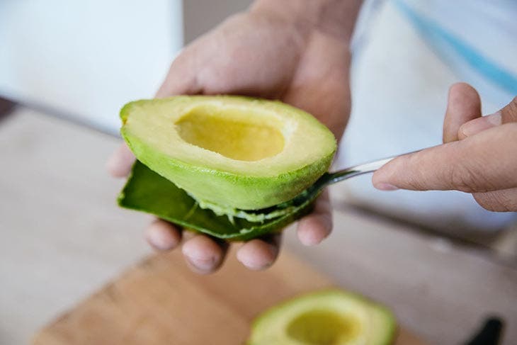 Konsumieren Sie eine frische Avocado