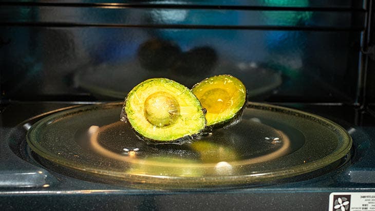 Eine Avocado in der Mikrowelle weich machen