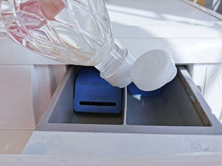 Wie reinigen Sie Ihre Waschmaschine effektiv? 3 Inhalt einer Flasche Essig in der Waschmittelschublade