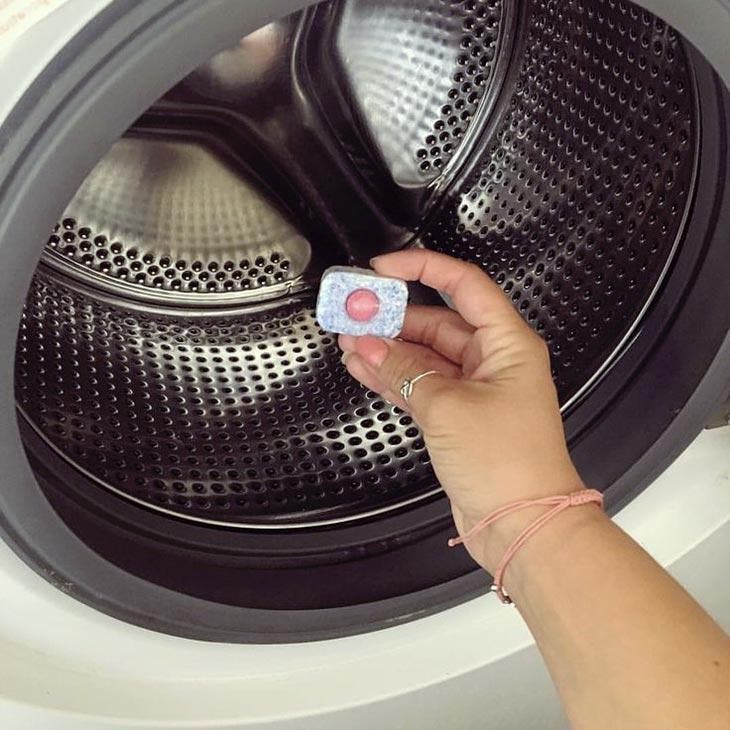 Eine Spülmaschinentablette in der Trommel