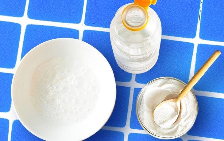 Schüssel Mehl und Flasche Essig