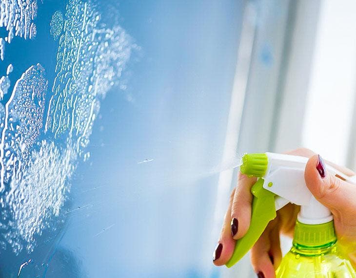 Reinigen Sie abschließend die Fenster