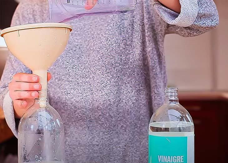 Bereiten Sie den endgültigen Fensterreiniger mit weißem Essig vor
