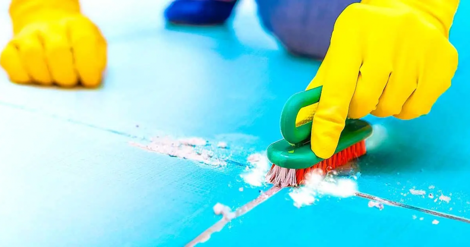 Wie reinigt man Fliesenfugen, auch wenn sie geschwärzt sind, damit sie glänzen?