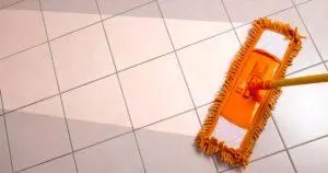 Wie reinigt man den Boden, ohne Streifen zu hinterlassen?