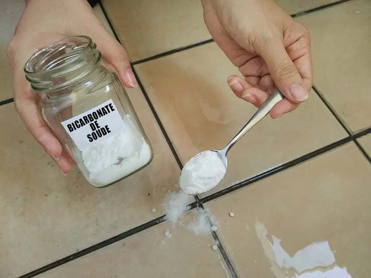 Wie reinigt man die schmutzigsten Böden? 5 unfehlbare Tricks 2 Backpulverfliesen