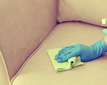 Wie reinigt man ein Stoffsofa mit Backpulver und Essig?