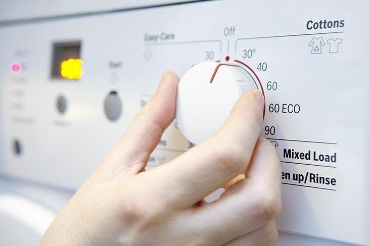 Wie reinigt man eine Bettdecke, die nicht in die Waschmaschine passt? 5 Einstellen der Waschmaschinentemperatur
