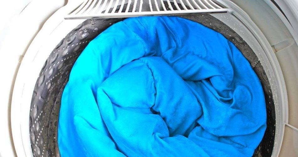 Wie reinigt man eine Bettdecke, die nicht in die Waschmaschine passt?