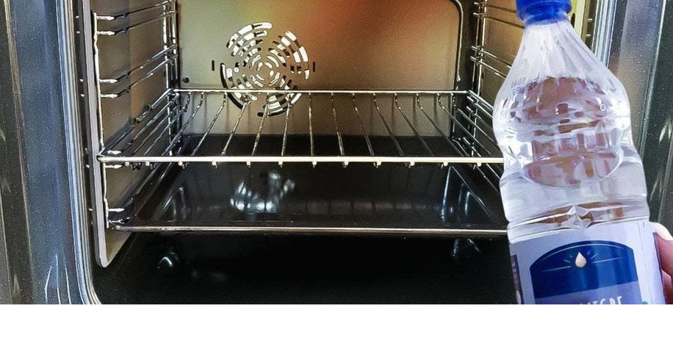 Wie reinigt man einen Backofen einfach und ohne Chemie?