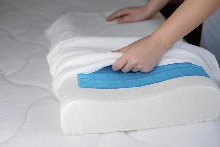 Wie reinigt und hellt man ein vergilbtes Kissen auf? 3 Kissenbezug wechseln