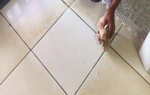 Wie reinigt und poliert man Fliesen?