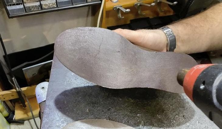 Befestigen Sie die Sohle 