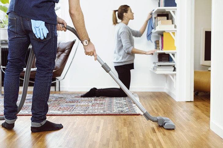 Passant der Aspirateur sur le sol Übergeben Sie den Staubsauger auf dem Boden