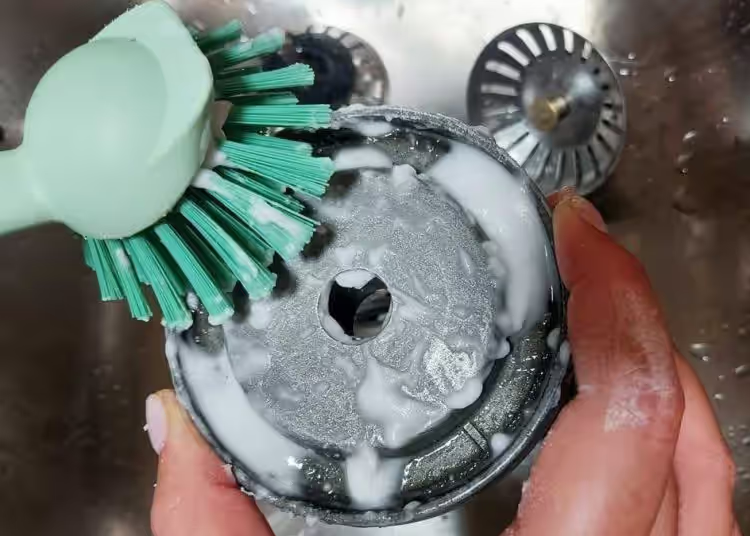 Wie stellt man eine hausgemachte Creme her, um verkrustete Brenner gründlich zu reinigen?